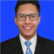 profesor de dibujo imparte clases a estudiantes de artquitectura y adolescentes